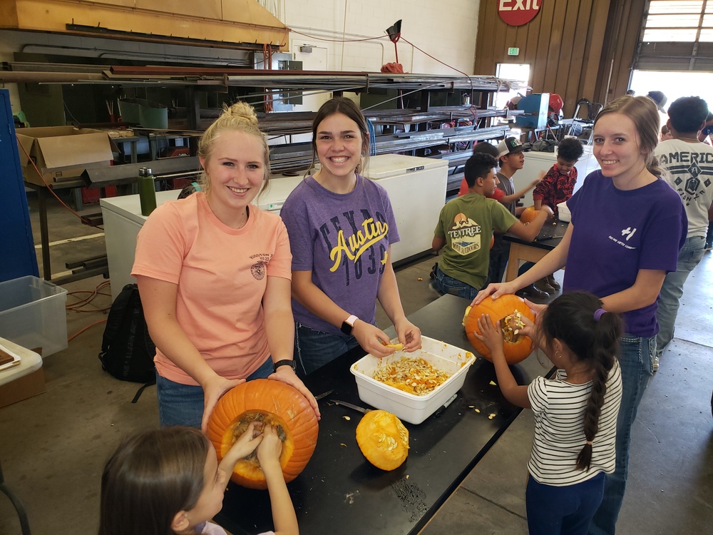 HHS FFA Pumpkin Carving With 1st Graders 2022 Hugoton Public Schools